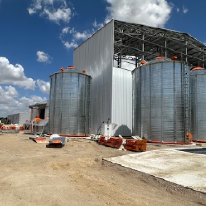 Planta de ración balanceada, silos y nave industrial